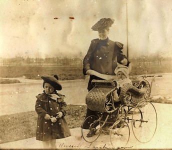 Antique wicker pram / Старинная плетеная детская коляска