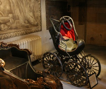Antique baby carriage at Chatsworth / Детксие коляски  античных времен