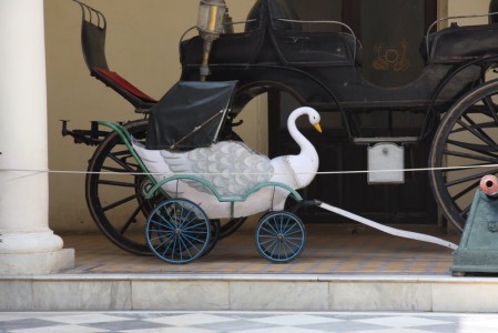 Baby carriage disguised as a swan / Детские коляски в виде лебедя