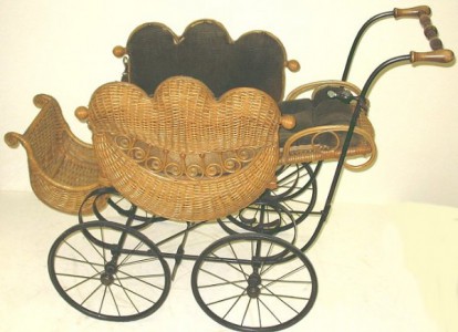 Antique wicker pram 2 / Старинная плетеная детская коляска 2