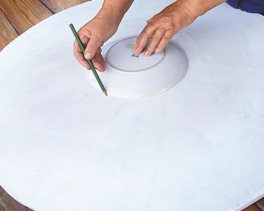 Рисуем круг тарелкой.